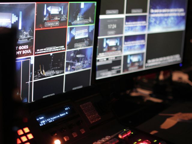 Does SNL UK translate?